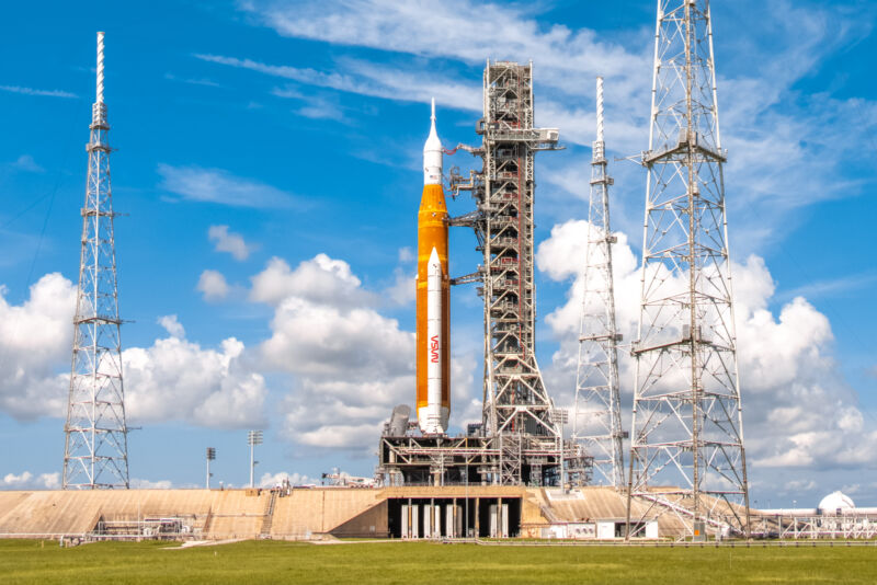 Cohete del Sistema de Lanzamiento Espacial de la NASA en LC-39B el 1 de septiembre de 2022.