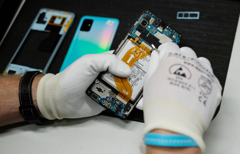 EU regulators need 5 years of smartphone components, significantly better batteries