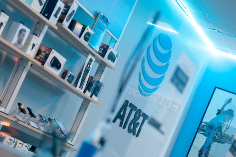 AT&T can’t upgrade most 5G phones to new bands, regrets the error - Ars ...