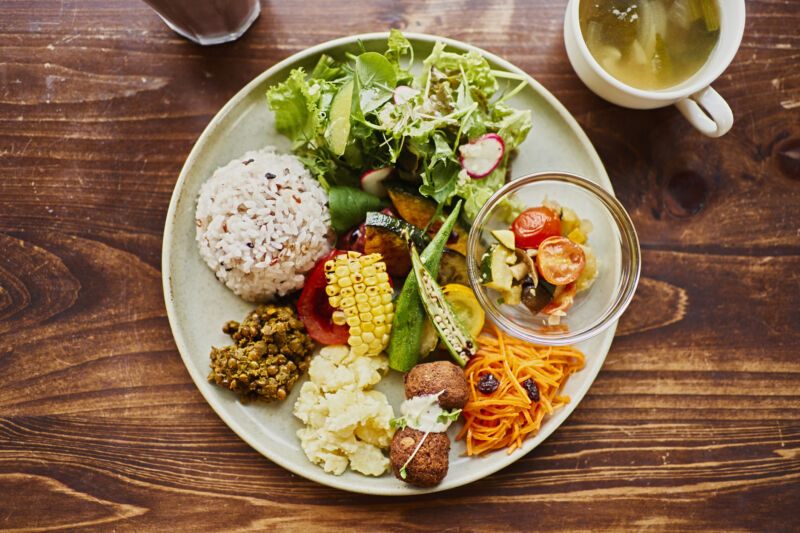 An image of a plate with various vegetables.