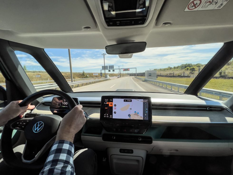 Un volante negro es una idea mucho mejor para un automóvil familiar que el volante blanco que vimos en marzo.