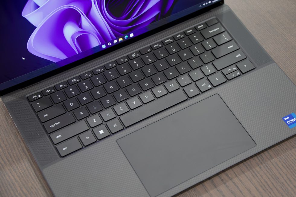 El XPS 15 conserva un bonito y enorme panel táctil y un teclado con una agradable combinación de firmeza y recorrido.  No es el mejor teclado de portátil que hemos usado, pero es cómodo.