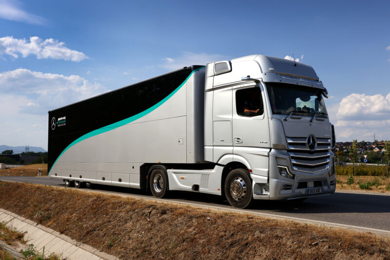 Один из грузовиков Actros Gigaspace команды Mercedes-AMG Petronas Formula 1, показанный здесь на Гран-при Венгрии в этом году, когда он впервые опробовал возобновляемое биотопливо вместо обычного дизельного топлива.