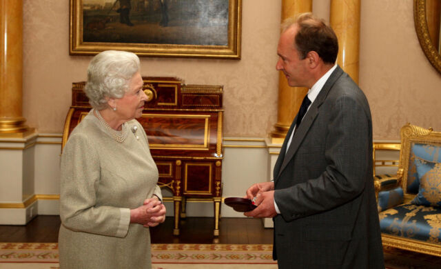 Jej Wysokość Królowa Elżbieta II nadaje Sir Timothy'emu Bernersowi-Lee Order Zasługi dla Sir Timothy'ego Bernersa-Lee w Pałacu Buckingham w centrum Londynu.