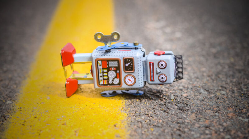 یک ربات اسباب بازی حلبی که به پهلو خوابیده است.