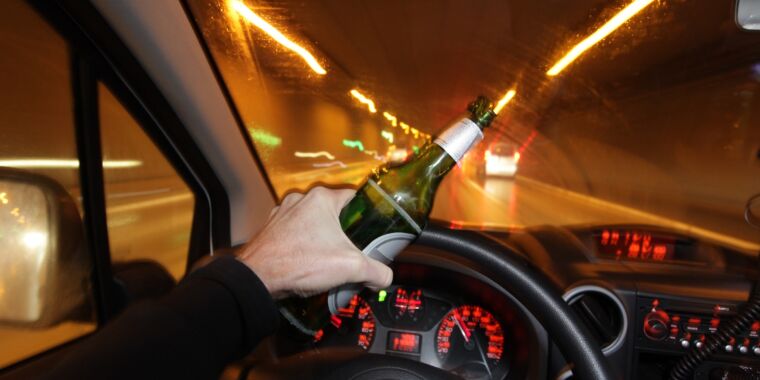 The US National Transportation Safety Board (NTSB) yesterday recommended that all new vehicles be equipped with alcohol detection systems that can sto