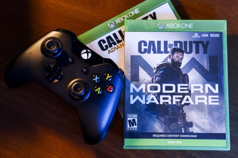 Une manette Xbox sur une table à côté d’un jeu Call of Duty.