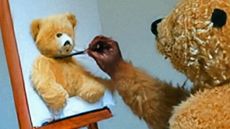 Imagen fija de un video generado por IA de un oso de peluche pintando un retrato.