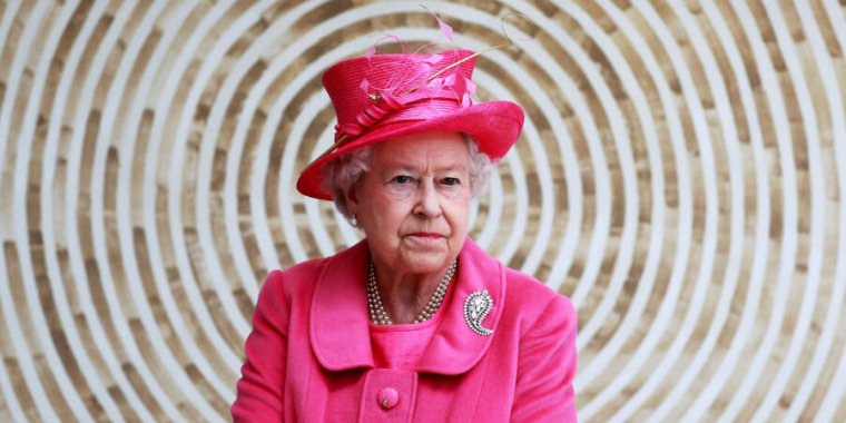 英国女王伊丽莎白二世过着低科技的生活，却封了许多科技人物的爵位