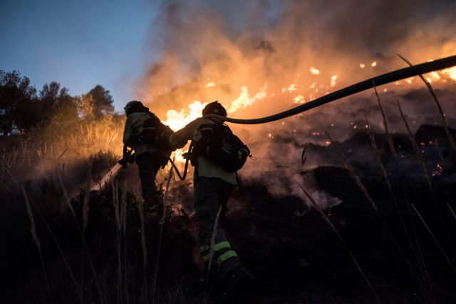 Los españoles lucharon contra incendios forestales en España en julio de 2022 que se extendieron por campos secos y bosques.