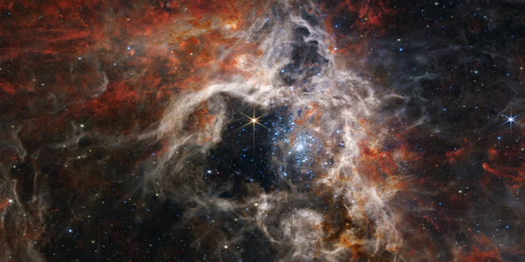 Webb의 멋진 새 사진은 수만 개의 젊은 별을 보여줍니다.
