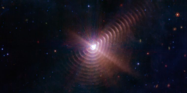Webb fängt eine wirklich seltsame Reihe von Ringen ein, die von massiven Sternen gebildet werden