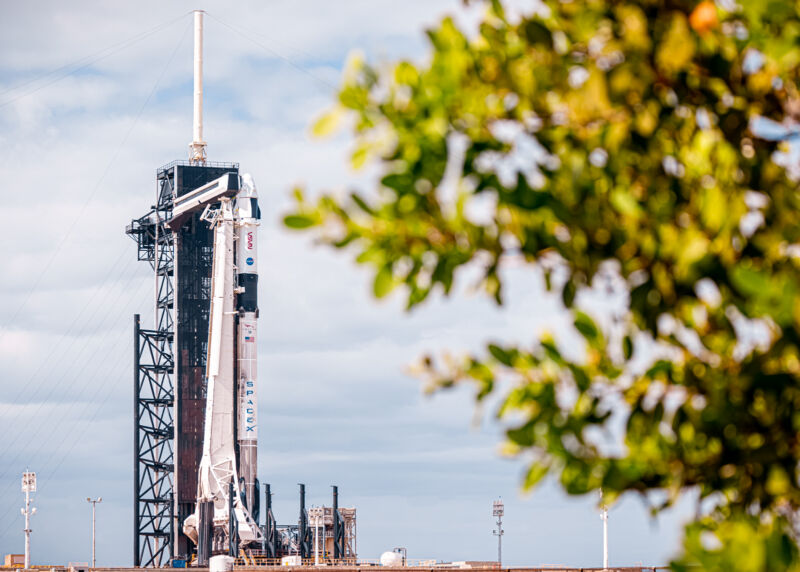 Космический корабль SpaceX Falcon 9 B1067.2 и Crew Dragon на LC-39A перед миссией Crew-3, запущенной для НАСА в ноябре 2021 года.