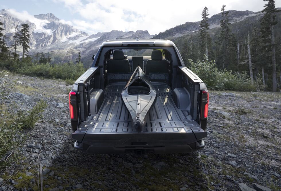 You can carry extra-long cargo thanks to the midgate.