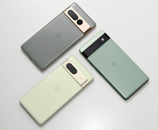 Pixel telefonlarınızla tanışın: Siyah plastik kamera bandına sahip telefon Pixel 6a'dır.  Temel model Pixel 7'de oval siyah bir kamera bulunurken Pixel 7 Pro'da yakınlaştırma merceği için ikinci bir kamera şeridi bulunur. 