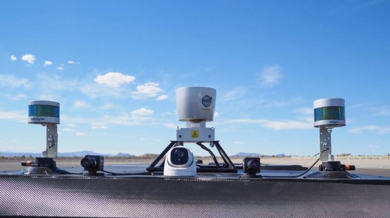 A cluster of sensors on the roof of a DLIVEREE driverless vehicle.
