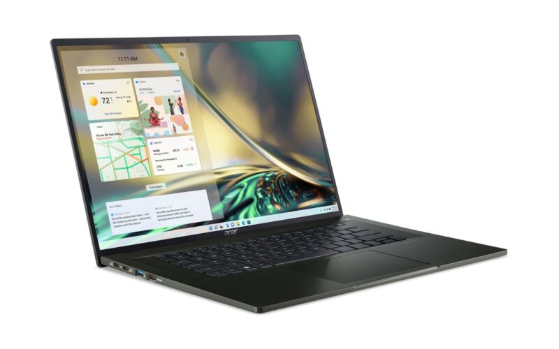 Acer Swift Edge Sağa Bakıyor