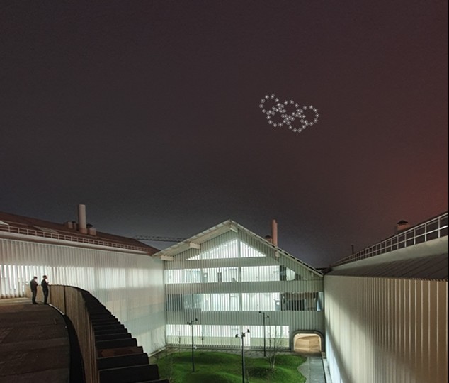 Impresión artística de un anuncio espacial visto desde el campus de Skoltech.