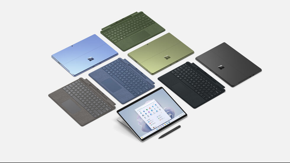 La versión Intel de Surface Pro 9 viene en un total de cuatro colores, que (cuando se traducen de la copia de marketing al inglés) son plateado, negro, verde y azul.  La versión 5G con tecnología Arm solo viene en plata.