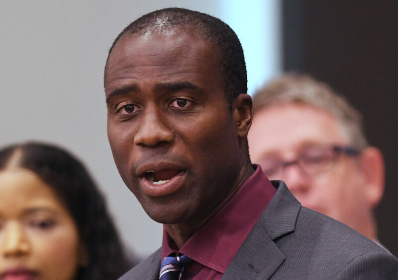 Florida Surgeon General Joseph Ladapo speaks during a press conference in Rockledge, Florida on August 3, 2022.
Getty | SOPA Images
</figure><p>Epidemiologists and public health experts have spent the past weekend collectively shaking their heads at the latest damaging statement from provocative Florida surgeon general Joseph Ladapo, who announced on Friday that he recommended <em>against</em> mRNA-based COVID-19 vaccines for men ages 18-39.</p>
<p>Ladapo based its recommendation on a questionable analysis, which was published online by the Florida Department of Health. According to a misleading departmental press release, the analysis revealed 