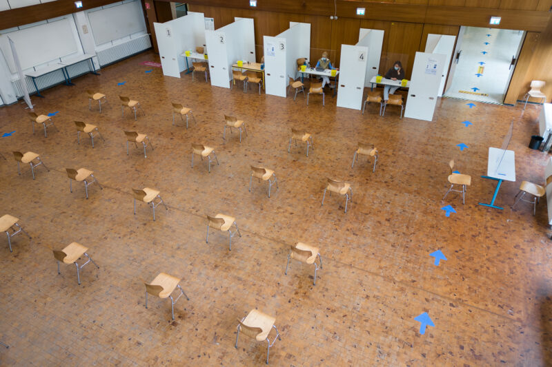 Chairs for people who want to be vaccinated stand in the waiting room at the Mainz Vaccination Center. Currently, demand for COVID-19 booster vaccinations at vaccination centers and doctors' offices is low.