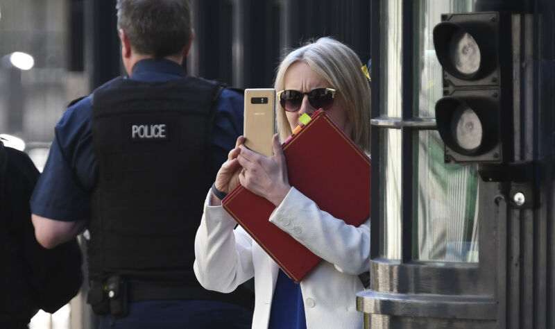 Liz Truss, entonces secretaria en jefe del Tesoro, tomando una foto con su teléfono el 1 de mayo de 2018 en Londres.