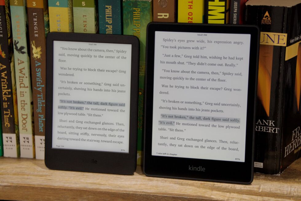 Es difícil decirlo en las fotos, pero aparte de su tamaño, la luz frontal del nuevo Kindle es más azul y menos pareja que la del Paperwhite (derecha).  Eso se nota incluso antes de empezar a usar la nueva función de luz cálida de Paperwhite.