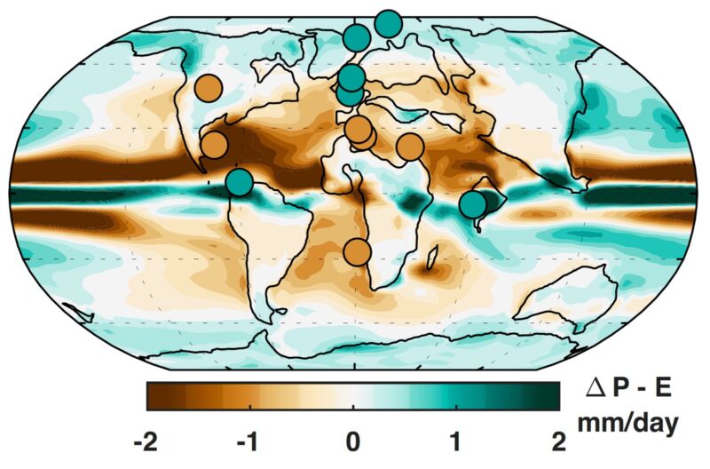 Mapa global del cambio de lluvia debido al calentamiento hace 56 millones de años: verde = más húmedo, marrón = más seco.  Los círculos muestran dónde los datos geológicos muestran que se ha vuelto más seco o más húmedo como verificación de los nuevos resultados.