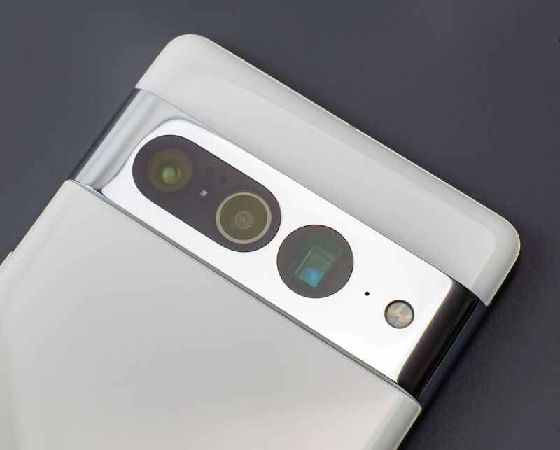 La disposition de la caméra du Pixel 7 Pro.  Entre les deux premiers objectifs, on distingue des capteurs pour l'autofocus laser et un capteur de couleur. 