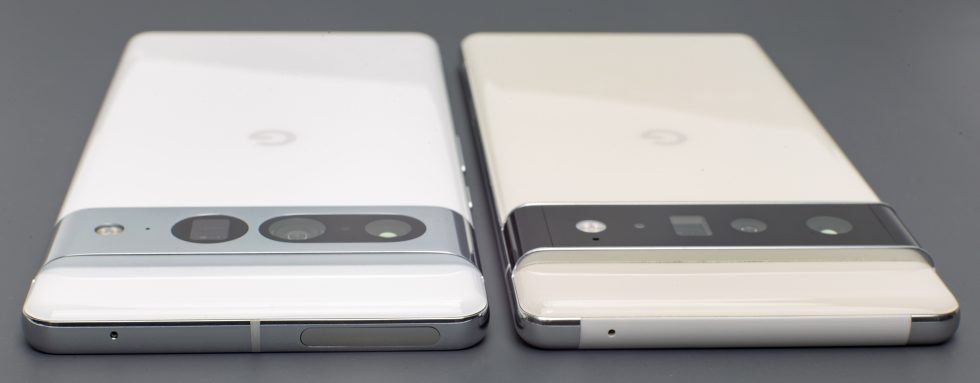 El Pixel 7 Pro (izquierda) versus el Pixel 6 Pro (derecha).  El 6 Pro tiene una gran ventana blanca de plástico mmWave en el borde superior, y el Pixel 7 Pro la reduce a una pequeña ventana redondeada del mismo color.  Es mucho menos una monstruosidad.