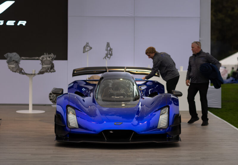 Un hipercoche Czinger 21C azul en exhibición en Quail en 2022