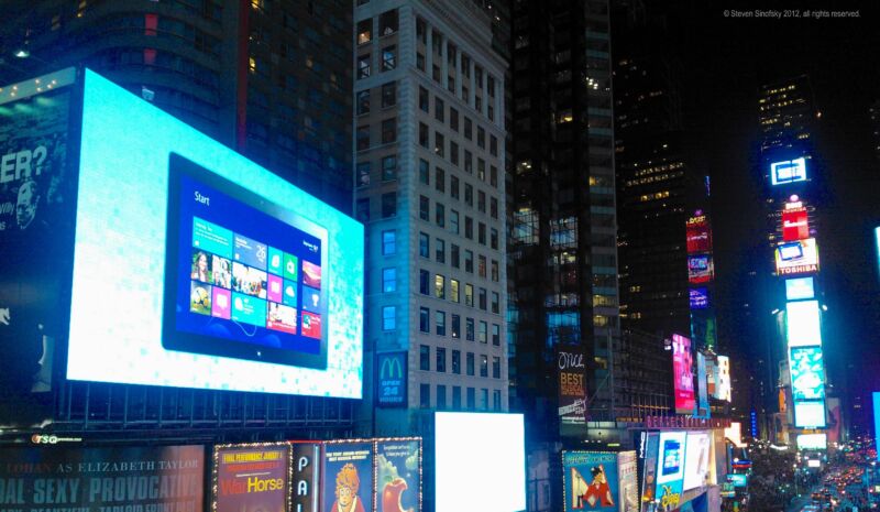 بیلبوردی که ویندوز 8 را در میدان تایمز نیویورک در فروشگاه مایکروسافت در 26 اکتبر 2012 نشان می دهد.