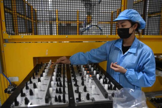 Un trabajador ensambla una batería de automóvil eléctrico en la planta de VinFast en Haiphong, Vietnam.