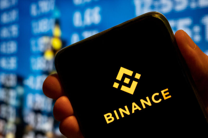 CHINA - 2022/07/25: In this photo illustration the cryptocurrency exchange platform Binance logo is seen displayed on a smartphone screen.  (Photo illustration by Budrul Chukrut/SOPA Images/LightRocket via Getty Images)