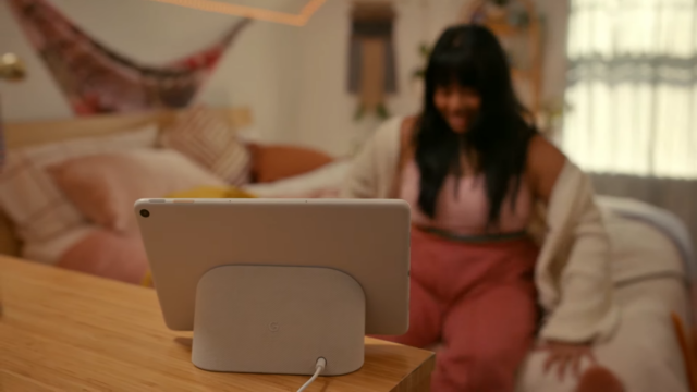 Google shows off the Pixel Tablet dock—it doubles as a smart display