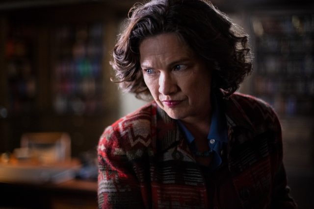 Heather Langenkamp Joue Le Dr Georgina Stanton, Qui Dirige Brightcliffe Et Pourrait Bien Avoir Un Sombre Secret.