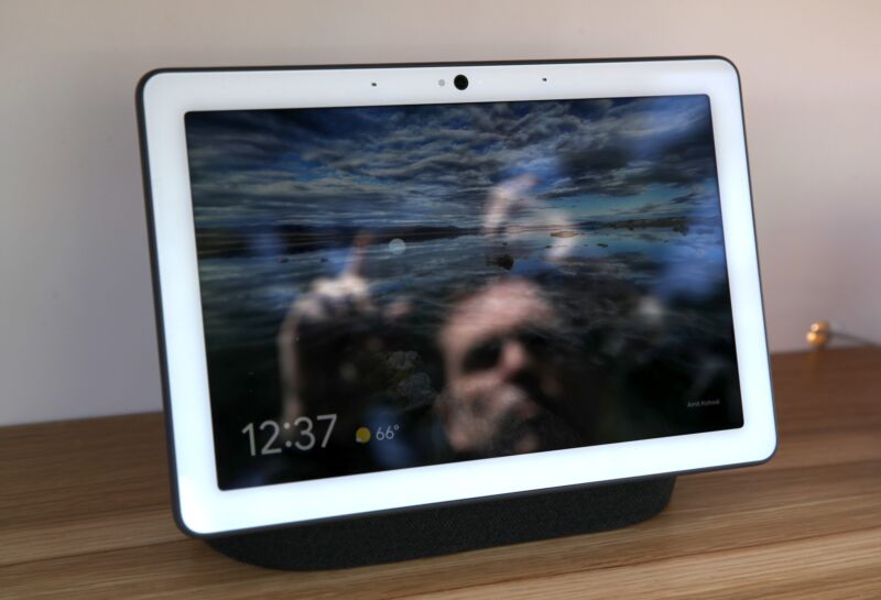 Google Nest Hub Max 智能家居显示屏，屏幕上映出一张男人的脸。