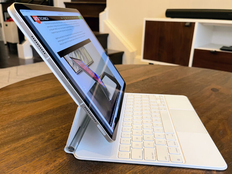 iPad Pro 2022 an ein Magic Keyboard angeschlossen