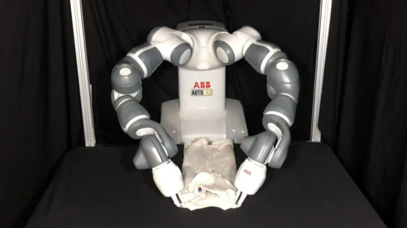 Un robot ABB doblando una camisa usando el método SpeedFolding.