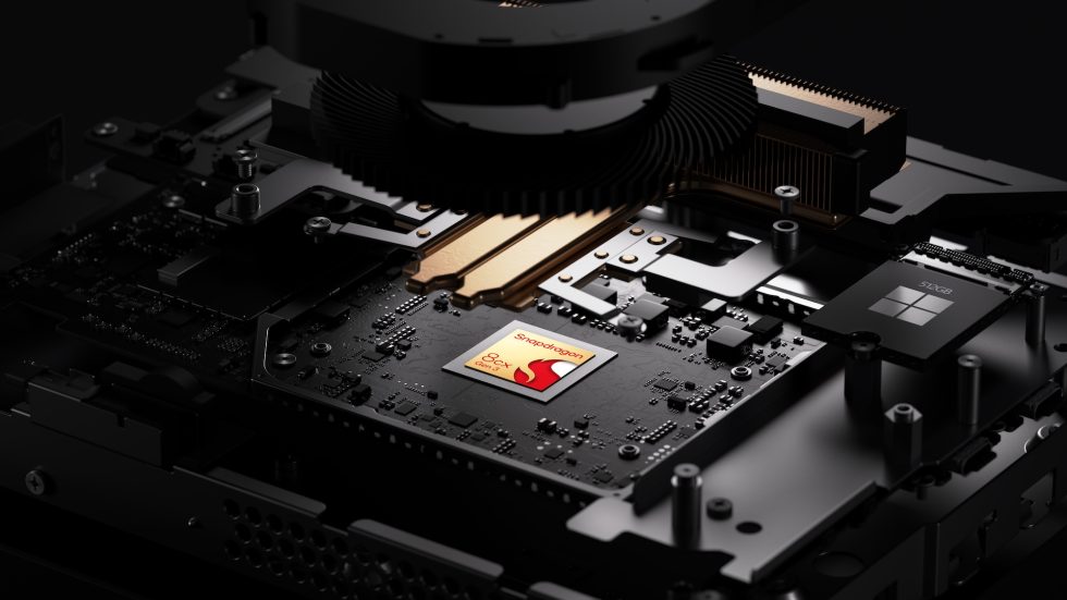 El Dev Kit 2023 funciona con un Snapdragon 8cx Gen 3, similar al chip Microsoft SQ3 en Surface Pro 9 con 5G. 