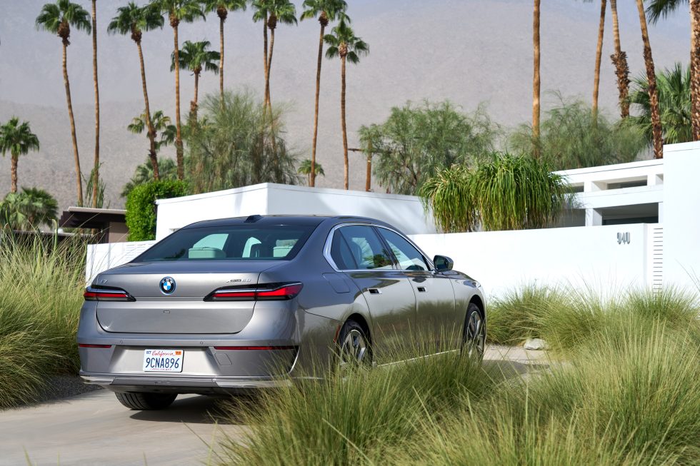 Este es el segundo lanzamiento de la serie 7 de BMW que se lleva a cabo en Palm Springs al que asiste Ars;  a alguien le debe gustar la arquitectura de mediados de siglo tanto como a mí.