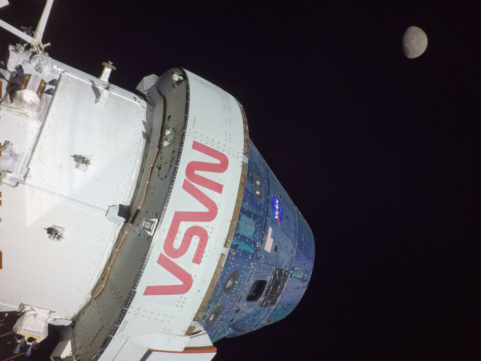 A view of the Orion capsule, the service module and the moon.