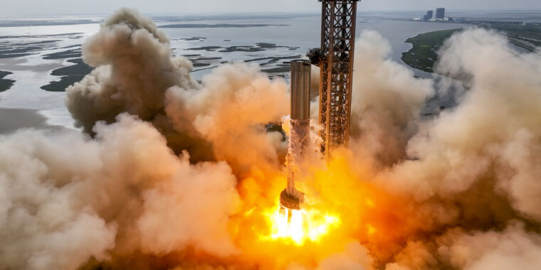 SpaceX 11 encendió un motor mientras preparaba un cohete de prueba orbital masivo