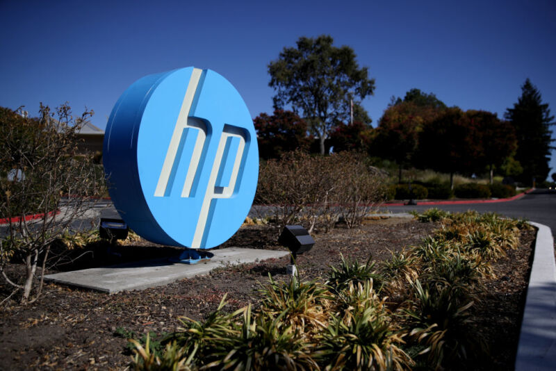 El logotipo de Hewlett Packard (HP) se muestra frente al complejo de oficinas el 4 de octubre de 2019 en Palo Alto, California.