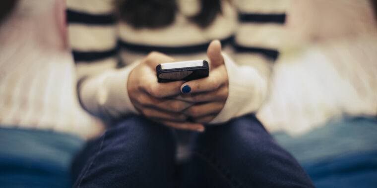 Meta sévit contre la « sextorsion » des adolescents sur Facebook, Instagram