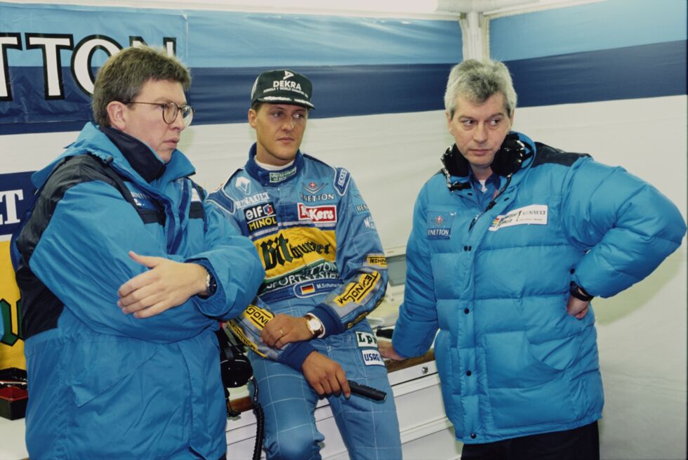 Pat Symonds (derecha) ha tenido una larga carrera en la Fórmula 1 como ingeniero y aerodinámico.  A fines de la década de 1990, era el ingeniero de carrera de Michael Schumacher (en el medio), bajo la dirección técnica de Ross Brawn (izquierda), quien ahora es el director general de deportes de motor de la F1.