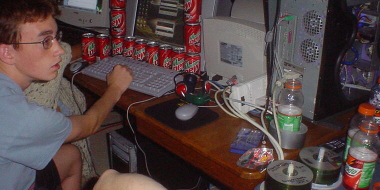 “Just a bunch of idiots having fun”—a photo history of the LAN party thumbnail