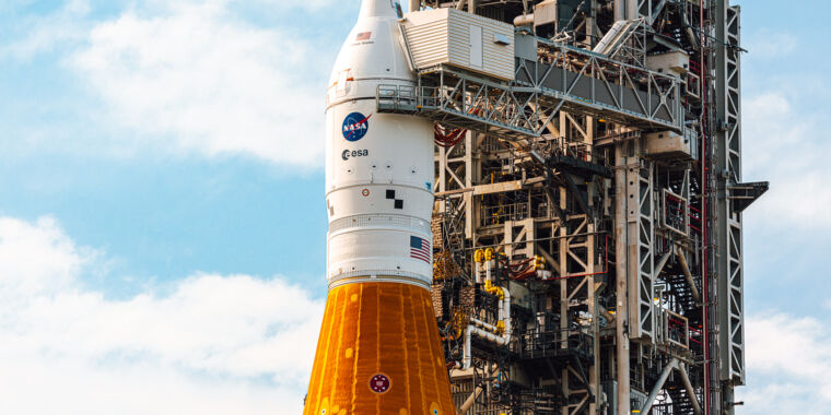 НАСА оставляет свою ракету Artemis I подверженной ветру выше проектных пределов