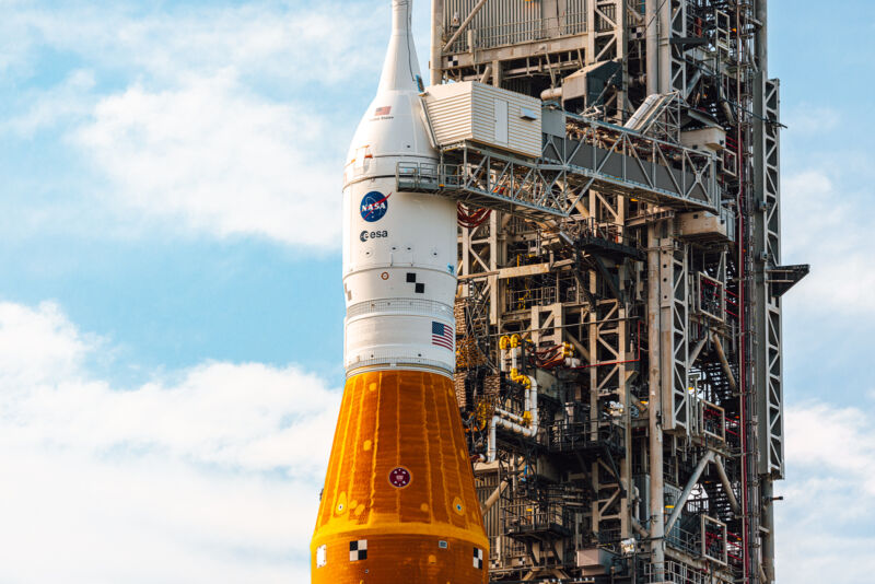 Верхняя часть ракеты Space Launch System и космического корабля Orion, вероятно, столкнулась с сильнейшими порывами ветра в четверг утром.