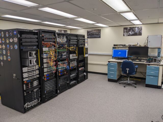 Artemis Network Validation and Integration Laboratory (ANVIL) en el Centro Espacial Johnson de la NASA, donde se realizó gran parte de la investigación sobre PCspooF.